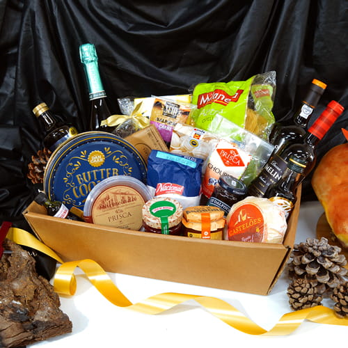 Boîte de panier garni noel, décorée de rubans cadeaux et de divers produits alimentaires