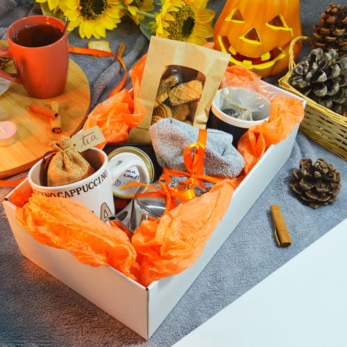 Caixa de cartão gourmet, papel seda laranja, sacos de padaria com janela e sacos juta numa caixa para cabazes