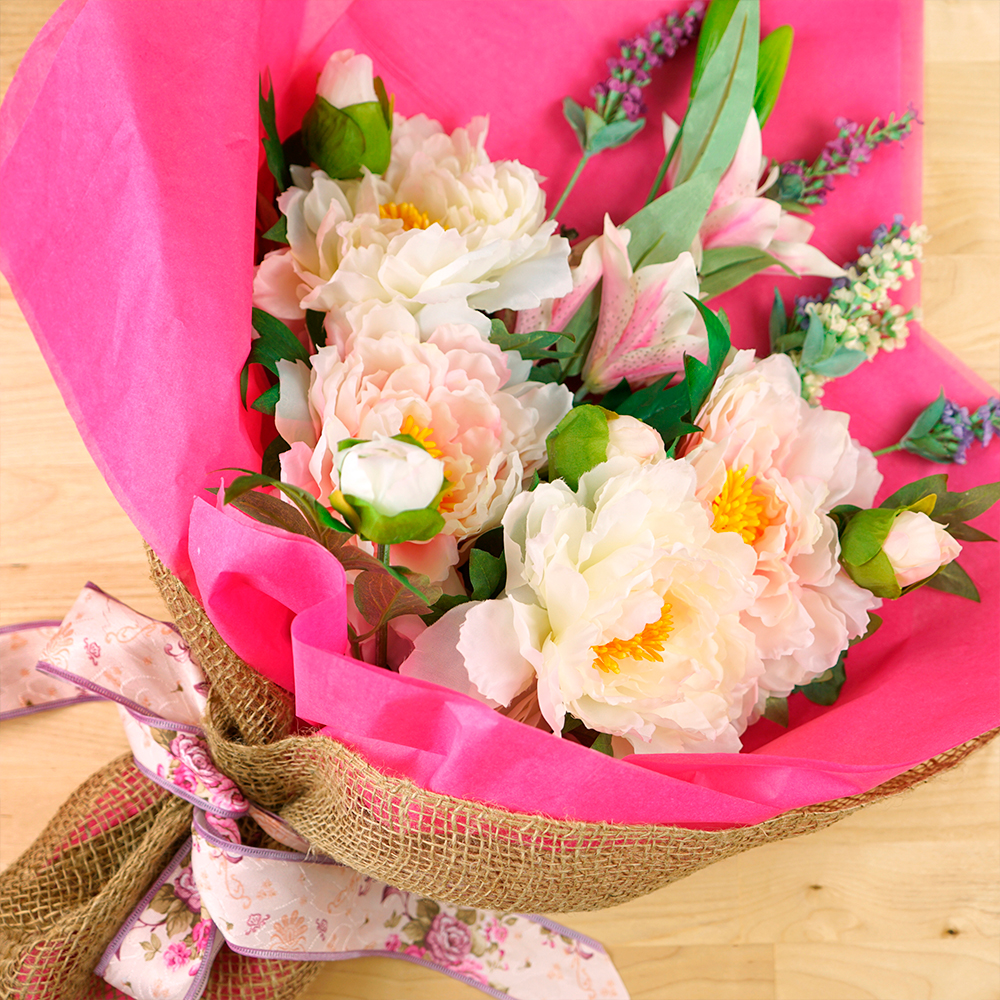 Arranjo floral com papel seda rosa